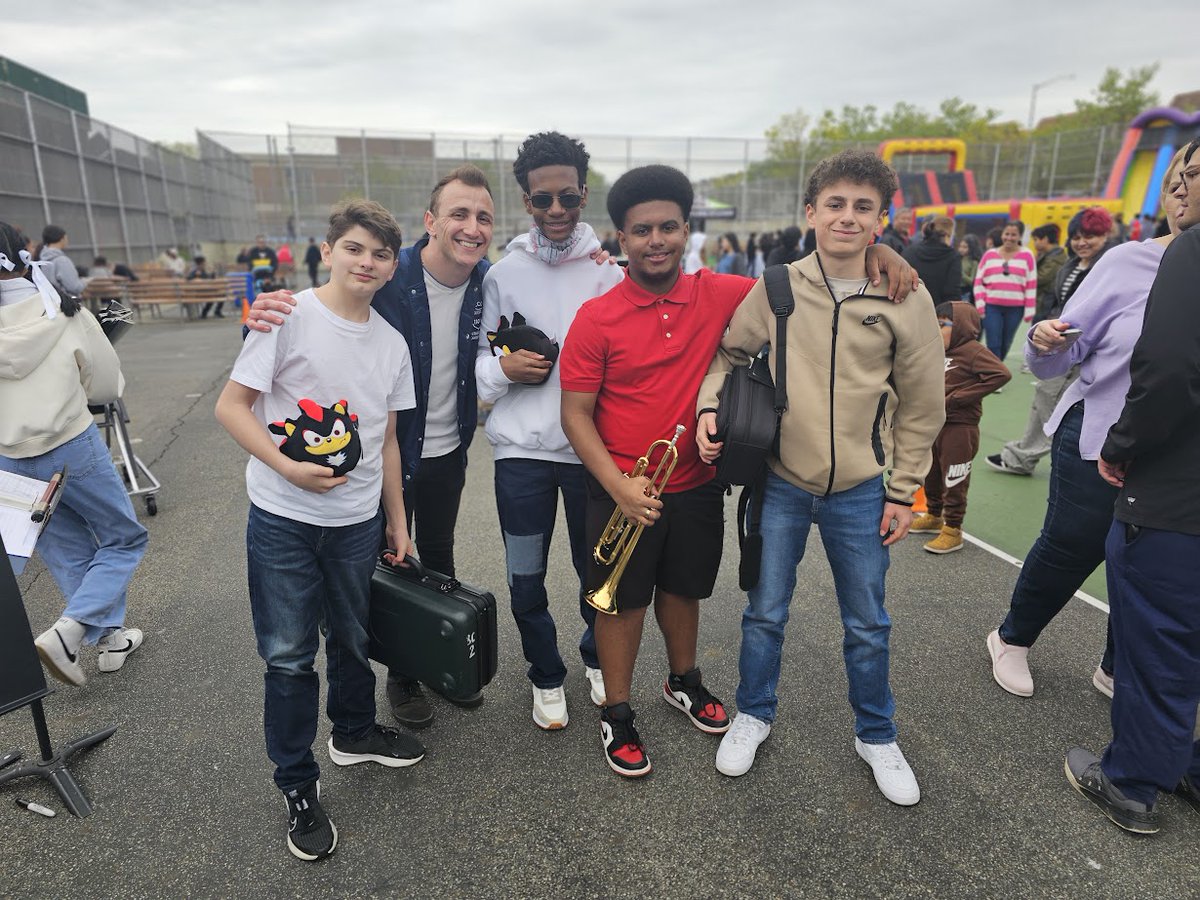 Highlights from our 8th grade major band group with Mr. Parenti at the spring fair. @DrMarionWilson @CChavezD31 @D31DSPalton @christineloug14 @CSD31SI #BulldogSTRONG