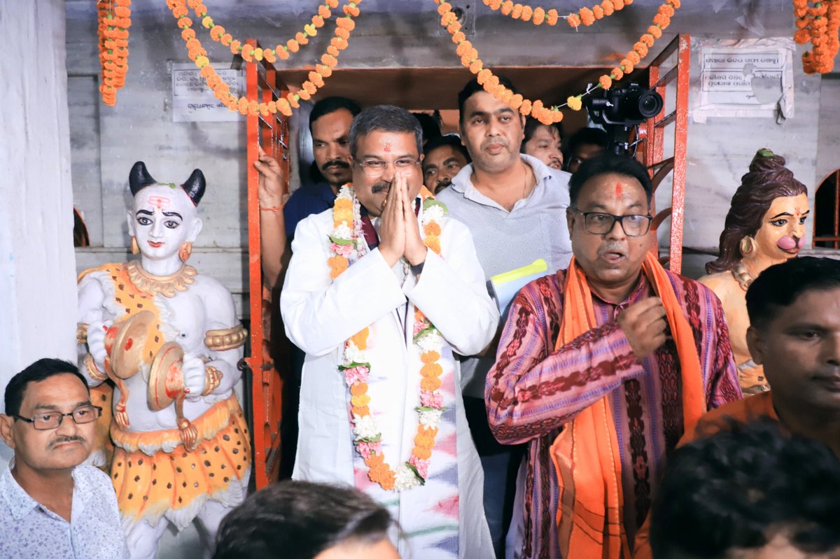 #Sambalpur: Union Minister and BJP Sambalpur Lok Sabha candidate #DharmendraPradhan attends the 'Thala Utha' ritual at Balunkeswar temple in Nandapada on the auspicious occasion of #AkshayaTritiya marking beginning of preparation for the upcoming Sital Sasthi Jatra #Odisha