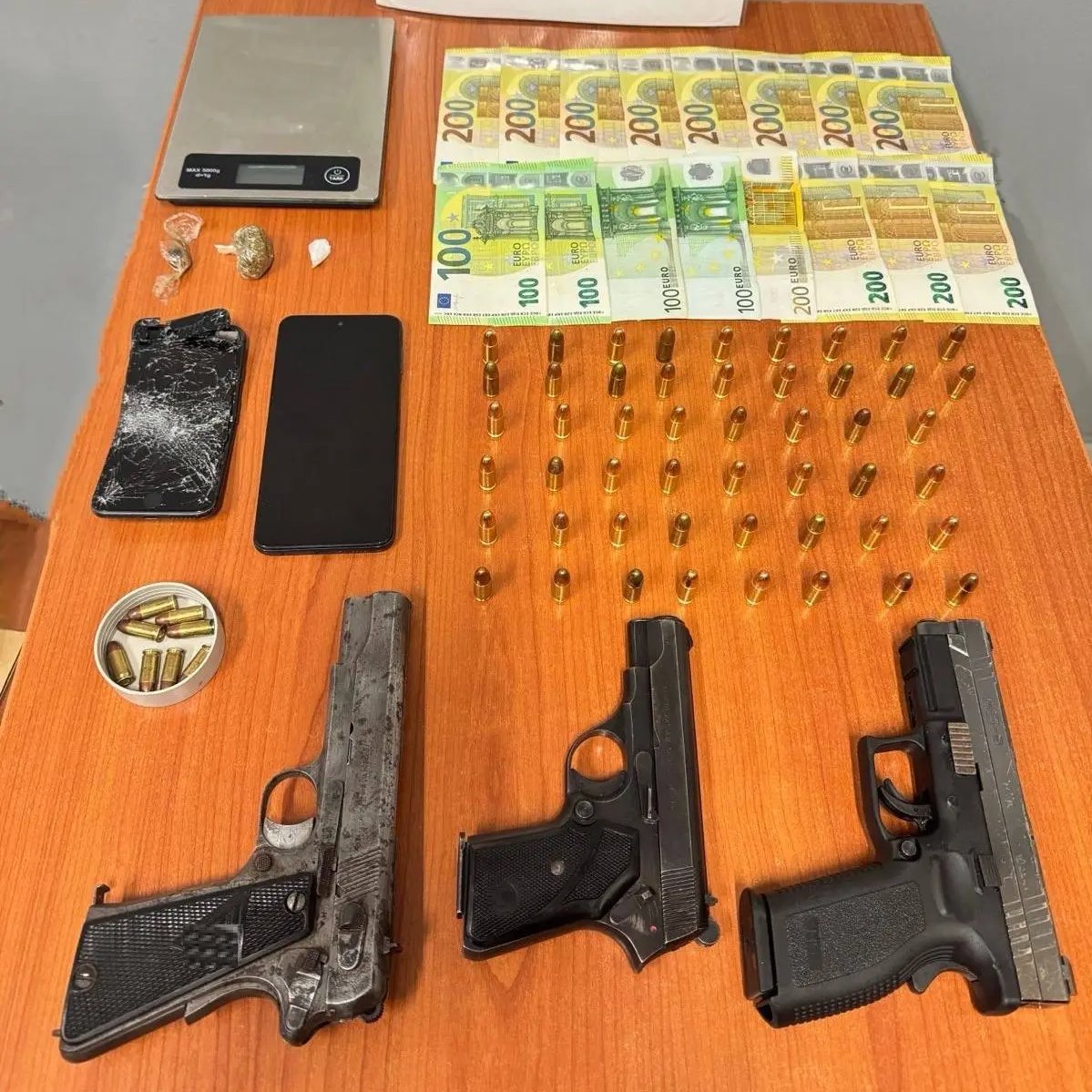 🔗 Συνελήφθη ένα άτομο στη #Χαλκιδική για παράνομη οπλοκατοχή και διακίνηση ναρκωτικών ουσιών. Στην οικία του εντοπίστηκαν μεταξύ άλλων: ▪️ 3 πιστόλια, ▪️ 58 φυσίγγια και ▪️ ποσότητες κοκαΐνης και κάνναβης 👉 rb.gy/lo7dol
