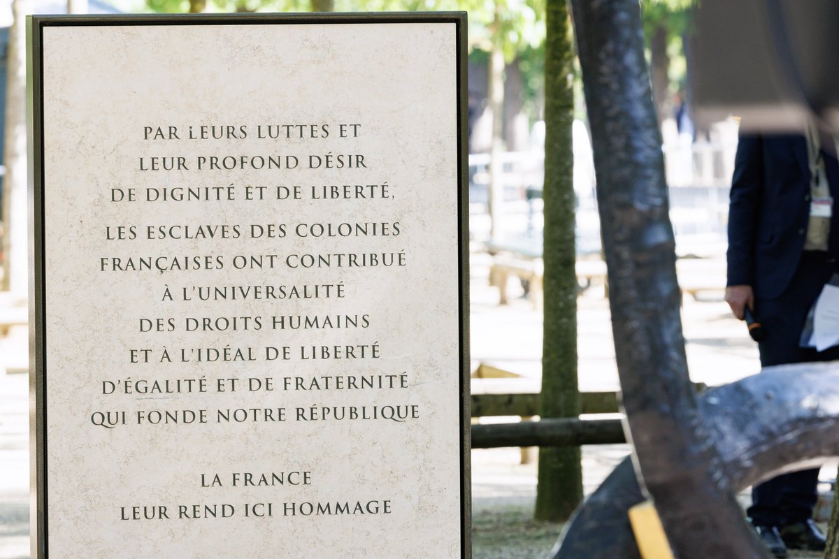 📷 Journée nationale des mémoires de la traite, de l'esclavage et de leurs abolitions Ce vendredi 10 mai, Gérard Larcher (@gerard_larcher), a présidé la cérémonie qui s'est tenue au Jardin du Luxembourg, face à la sculpture 'Le Cri, l'Écrit', œuvre de l'artiste français Fabrice…