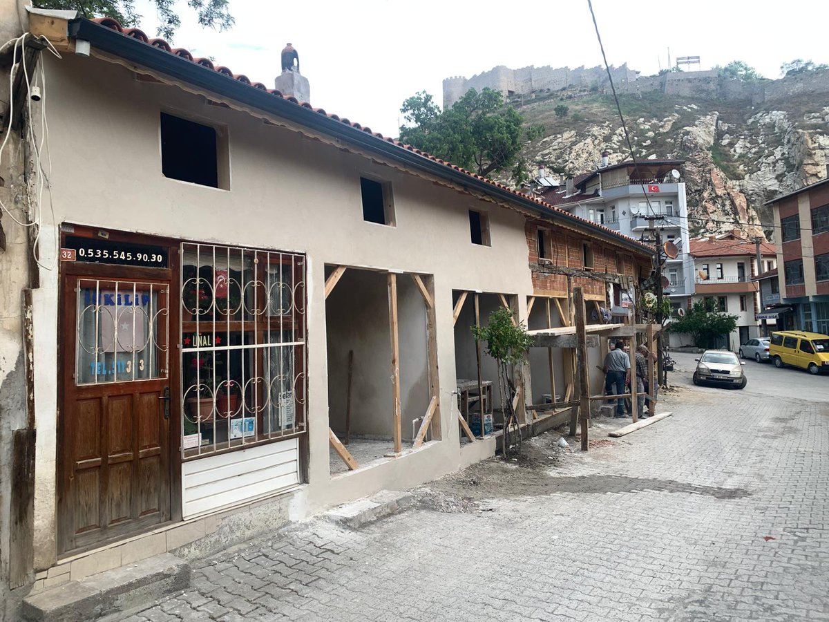 Şehri İskilip Cemiyeti'nin yürüttüğü "Tarihi Arastalar Canlanıyor" projesinde bakım onarım işlerinde sona yaklaşıldı. Arasta, bağımlılık, uyuşturucuyla mücadele gibi konuların işlendiği etkinlik alanı olacak. Cemiyet Başkanı Coşkun Akkoca "Bizi izlemeye devam edin" dedi