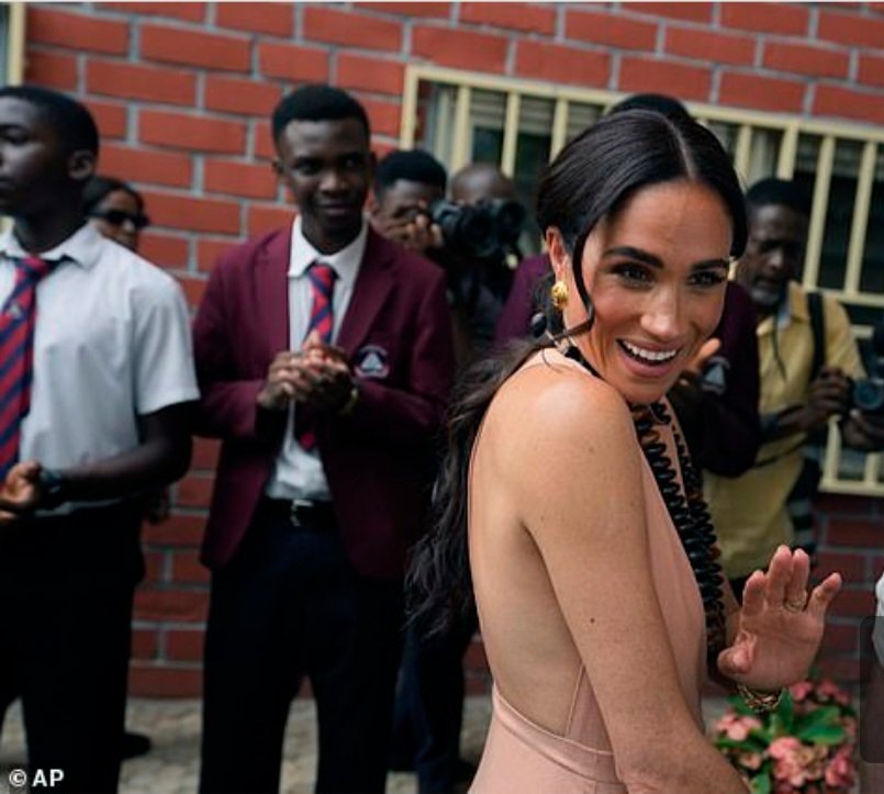 What Kind of Close to Middle Age Woman goes to a Predominantly Muslim Country & flashes their flesh in Front of Young Boys? The Disrespectful Vulgar With No Class Kind #MeghanMarkIe #MeghanMarkleAmericanPsycho
#HarryandMeghaninNigeria