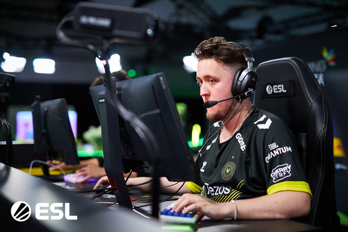 KRL_STREAM's tweet image. 👕 J'offre maillot + flocage de son choix à la première personne qui trouve :

Le score du BO3 entre @TeamVitality et @FaZeClan, ainsi que le rating exact de @zywoo 

❤️ Like  + ♻️ RT + répondre avant 19h00 🕝