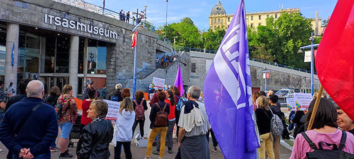 LABsindikatua's tweet photo. Hirugarren Sektore Sozialaren egunean Bilboko Itsas Museoan egiten ari diren ospakizunaren aurrean mobilizatu dira esku-hartze sozialeko beharginak

Ez dugu ezertxo ere ospatzeko langileei bizkarra ematen dien sektore horretako arduradunekin

Datorren astean itxialdia eta greba https://t.co/eZ3vUEpgzf
