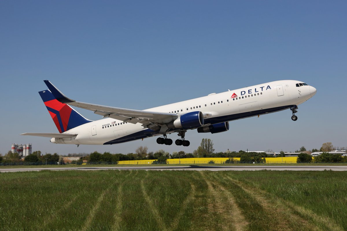 Společnost @Delta Air Lines po zimní přestávce zahájila provoz své pravidelné linky z Prahy do New Yorku, kam bude létat každý den až do 6. října 🗽🇺🇸. Lety na @JFKairport budou obsluhovat letadla Boeing 767-300ER s kapacitou pro 217 cestujících ✈️.