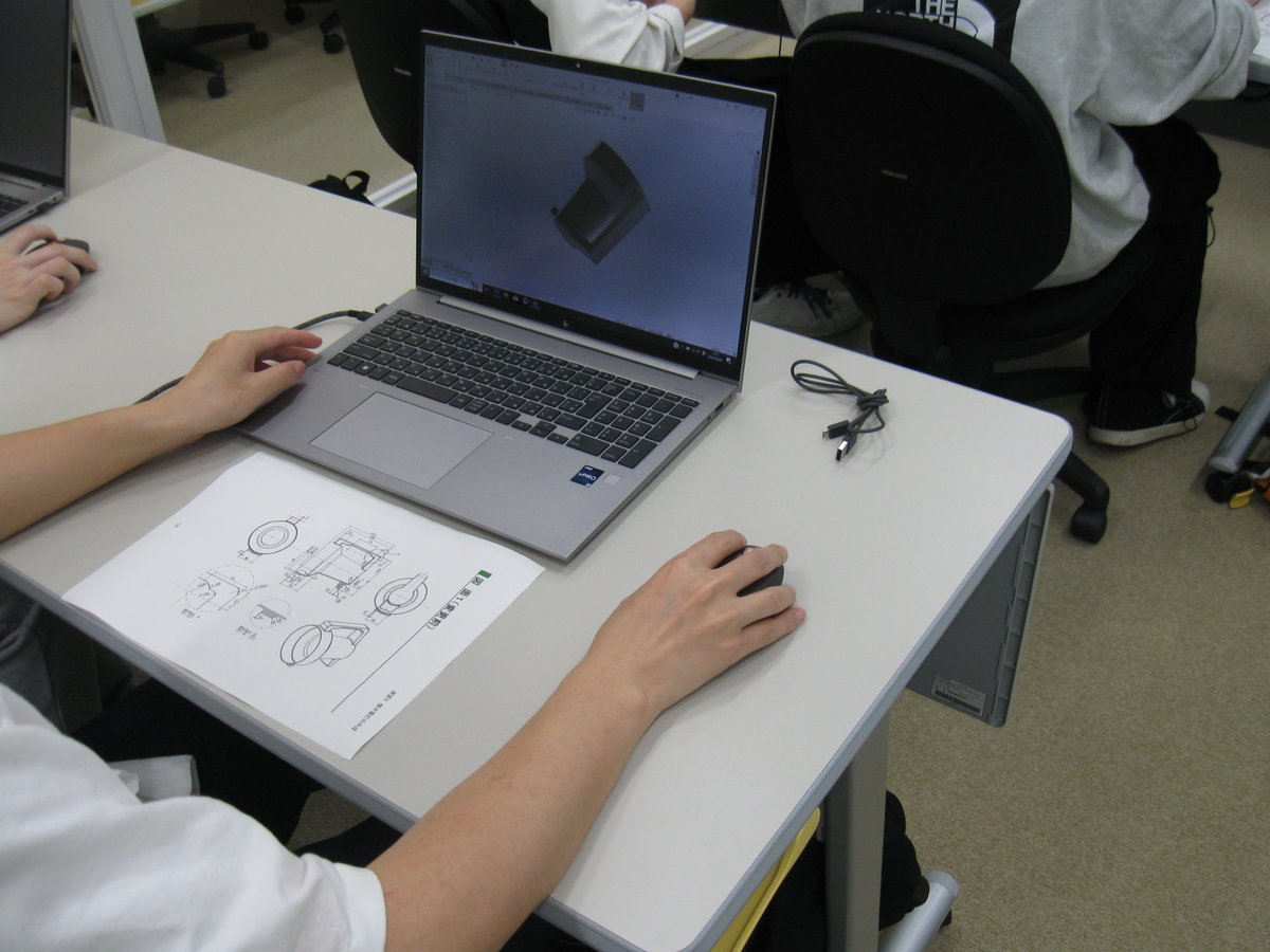 【制御技術科】
選択授業でCADを選考した２年生の学生はSOLID WORKSという3DCADソフトを使用して実習を行っております。
目指せ、CADのエキスパート！
#KCIT  #3DCAD #ものづくり #SOLIDWORKS