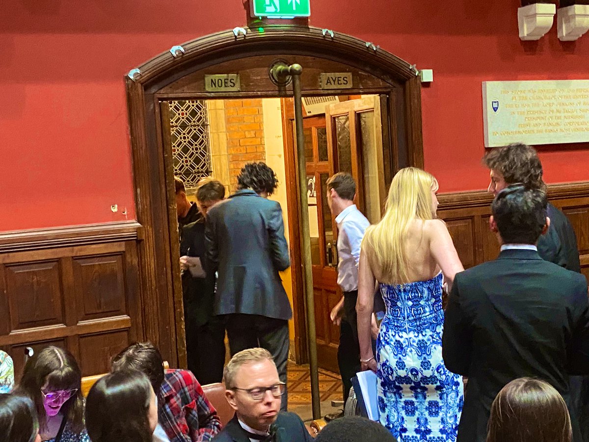 Pleasure to participate in debate @OxfordUnion on the motion “The EU has a bright future”. Debated in favour with the additional element that we have to rebuild and expand the EU-UK relationship. Our motion prevailed. Together with @FerencKumin Hungary. Love the voting process.