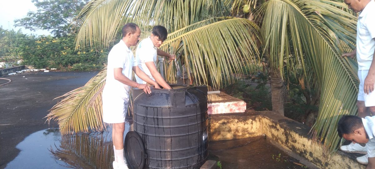 #Mission_Lifestyle_For_Environment के अंतर्गत क्षे.मु.(भुवनेश्‍वर), #ITBP के हिमवीरों ने तर्तुआ, खोर्द्धा (ओडिशा) स्थित सरकारी प्राइमरी स्‍कूल में स्‍वच्‍छता अभियान चलाया। साथ ही, पानी की टंकी की भी गई सफाई की गई तथा स्‍वच्‍छ वातावरण का संदेश प्रसारित किया गया। #Mission_Life