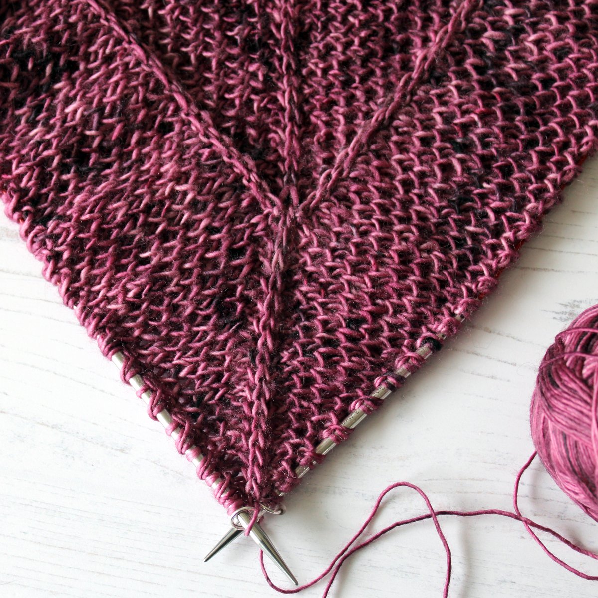 Isn't this gorgeous? I really love the texture of brioche stitches!

#TheFibreFoxYarns #RoilleCowl #LizCorkeKnits