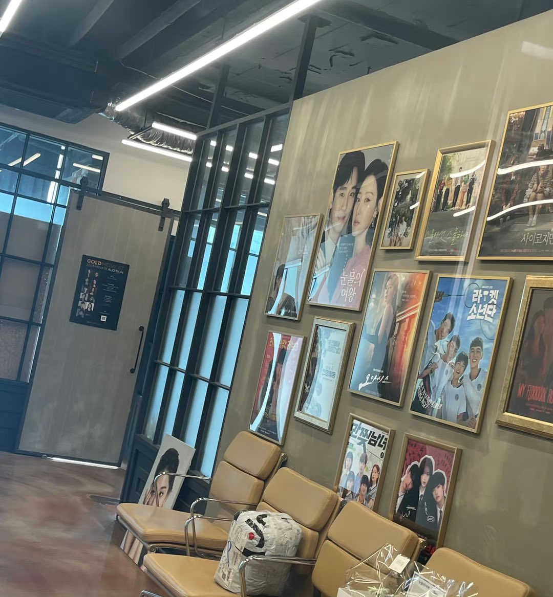 [#QueenOfTears] POSTER INSIDE THE GOLDMEDALIST BUILDING shared by one of the staffs 

#KimJiWon #KimSooHyun #SooWon #김수현 #김지원