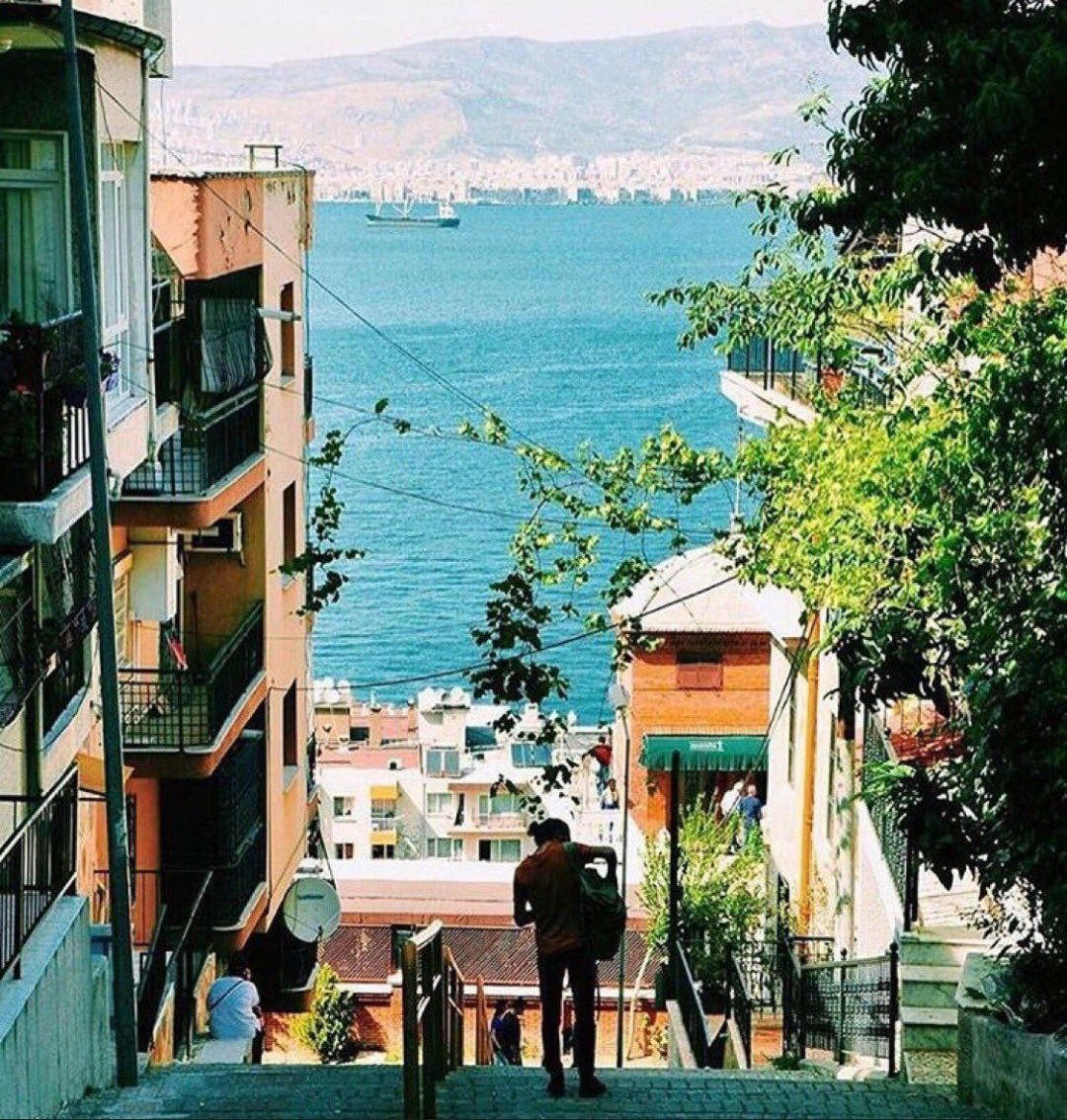 Neyleyeyim kampüsü denize çıkmayan üniversiteyi?
- (Edebiyat Fakültesi arka çıkış)