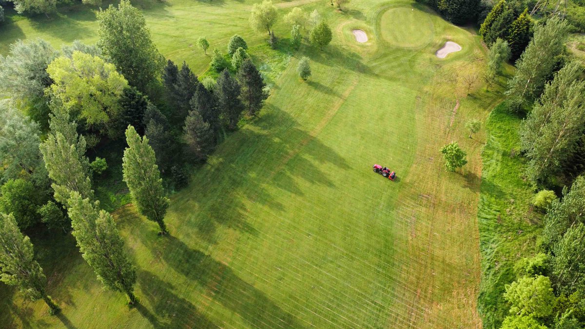 LeamingtonGolf's tweet photo. Our dedicated team of greenkeepers is hard at work gravel banding the 4th &amp; 5th fairways, tackling the challenges brought by recent wet weather head on 💪 improving drainage means better playing conditions for you, rain or shine 🏌️‍♂️⛳️

#Greenkeeping #Golflife https://t.co/FtePlVFG6v