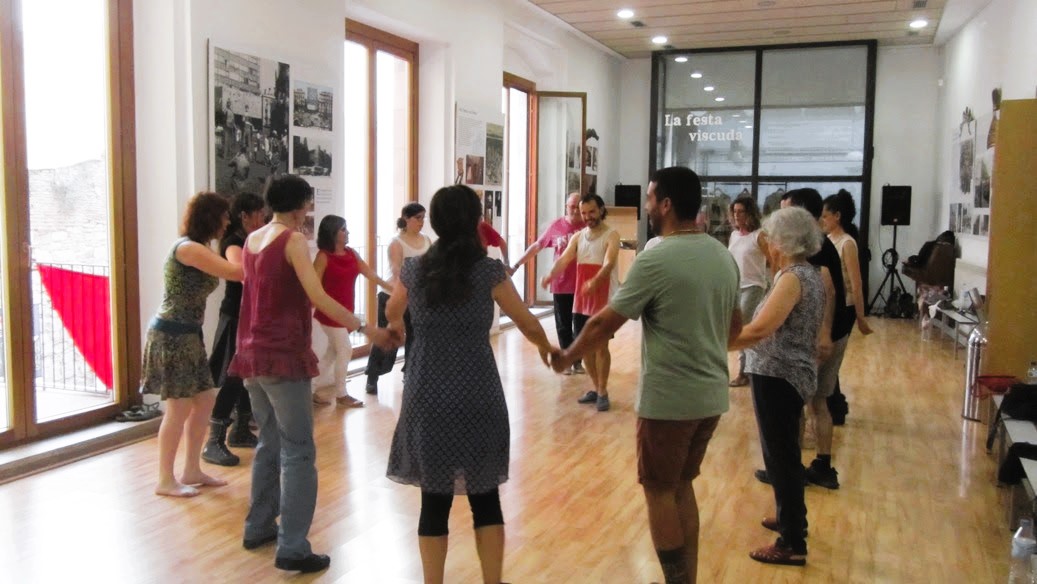 Vine a aprendre a ballar danses occitanes! Gaudiràs de la música, les danses i la llengua occitana!🥳 

Per a gent que vulgui iniciar-se a la dansa tradicional, com per a balladors més experimentats.

📆 17, 24 i 31 de maig de 2024
🕠 de 18h a 20h
👉caoc.cat/talhier-de-dan…