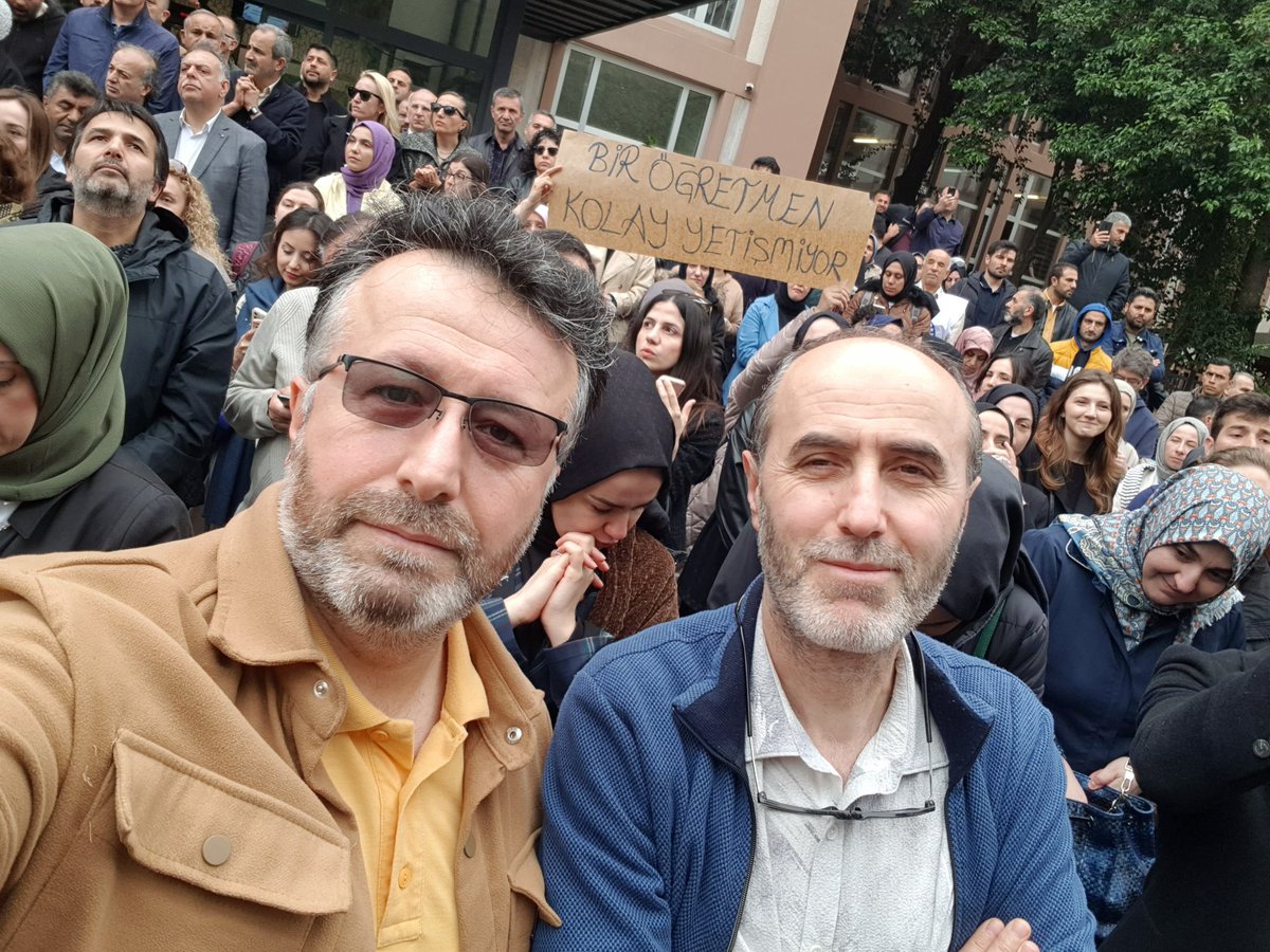 i_balkanlioglu's tweet photo. #TBMMÖğretmenleriDuy Bugün öğretmene şiddeti kınamak için İl Milli Eğitim Müdürlüğü önünde idik. https://t.co/USeokwHtT4