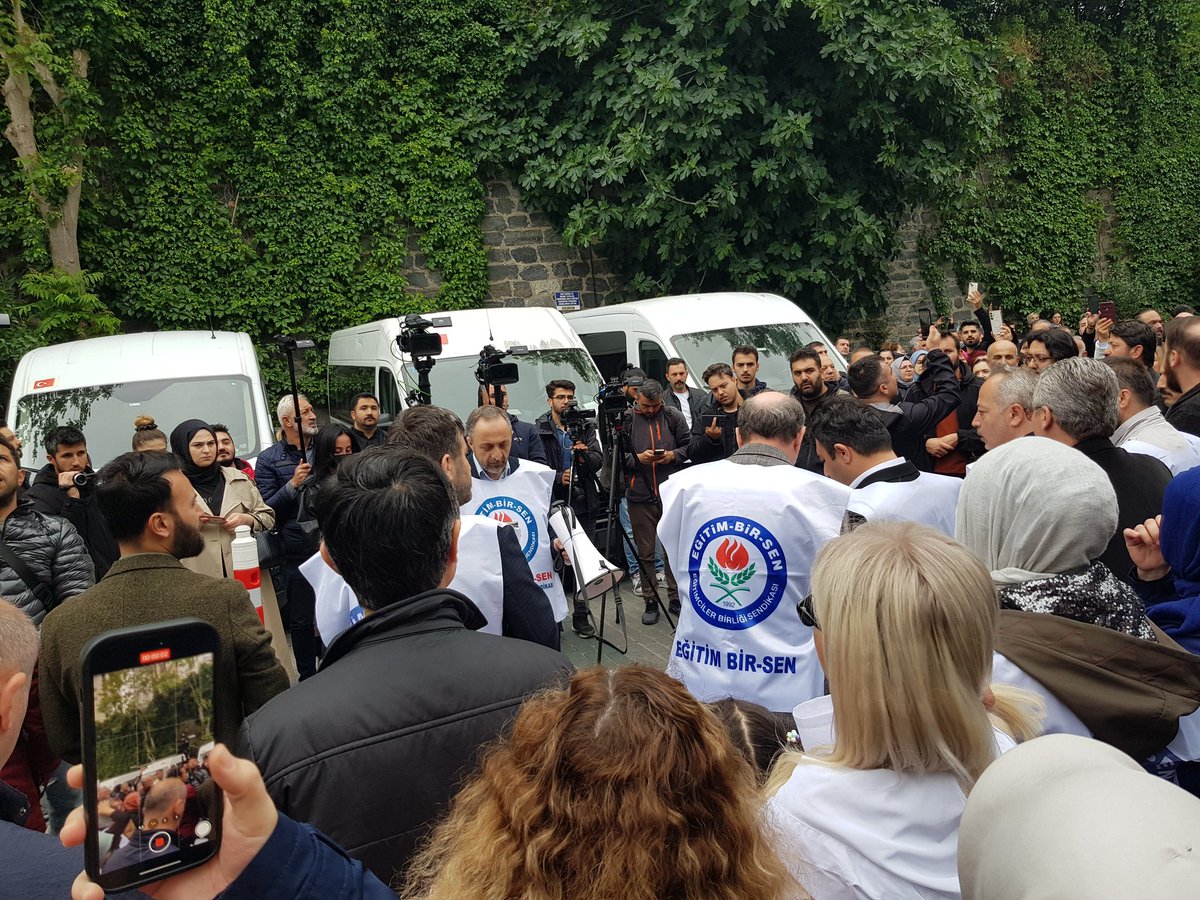 i_balkanlioglu's tweet photo. #TBMMÖğretmenleriDuy Bugün öğretmene şiddeti kınamak için İl Milli Eğitim Müdürlüğü önünde idik. https://t.co/USeokwHtT4