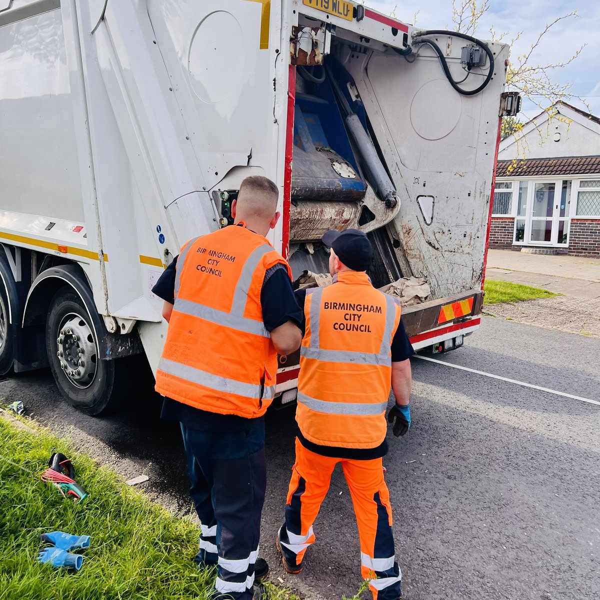 A very busy @BhamCityCouncil Mobile Household Waste Centre on Fairholme Road near to the junction with Bromford Lane. If you have items to dispose please come along before 1pm - the service is FREE Much appreciated 💚 #BromfordandHodgeHill