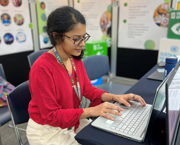 Saumya, once an #onlinevolunteer 💻 is now working onsite with @UNDPThailand making resources more accessible for young #climate activists 🌐 As a UN Volunteer, she collaborates with young environmental and climate activists to enhance youth involvement in #ClimateAction.