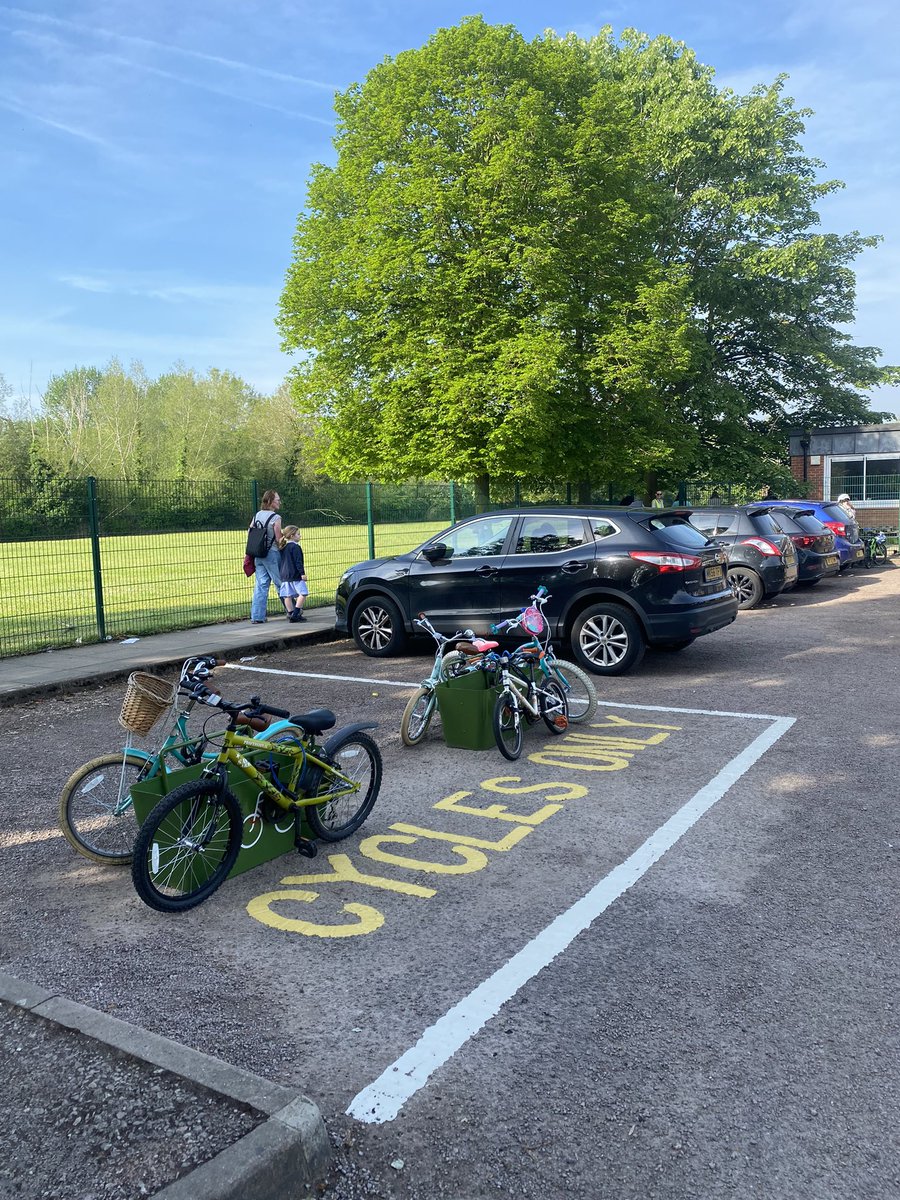 Delighted to see this brand new “cycles only” space outside my local school: reclaiming a bit of car parking space for the hundred+ parents who need to drop off their kids on bikes and need somewhere to put them whilst they do so. Currently colonised by kids bikes. 😍