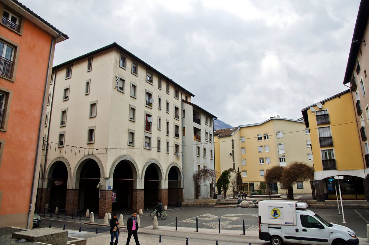 Grenoble. Nouvelle fusillade en plein centre-ville, un homme de 24 ans, non connu des services de police, en pronostic vital engagé fdesouche.com/2024/05/10/gre…