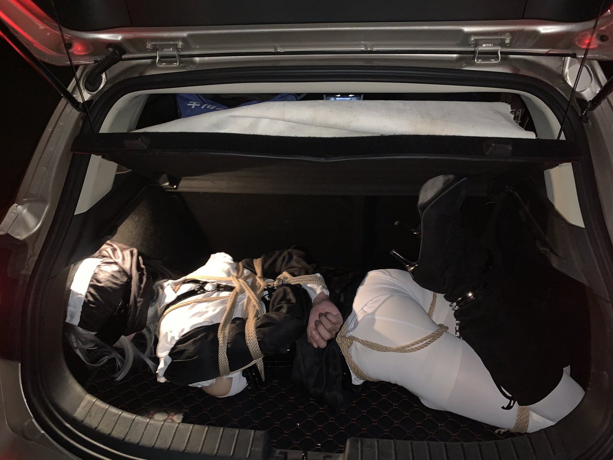 白丝长靴修女的后备箱play
蒙眼堵嘴，绳捆脚镣
实在是太🔥啦
被缚：<a href="/wuxuezhichun/">金鱼天天在禁欲</a> 
绳&amp;摄：我自己