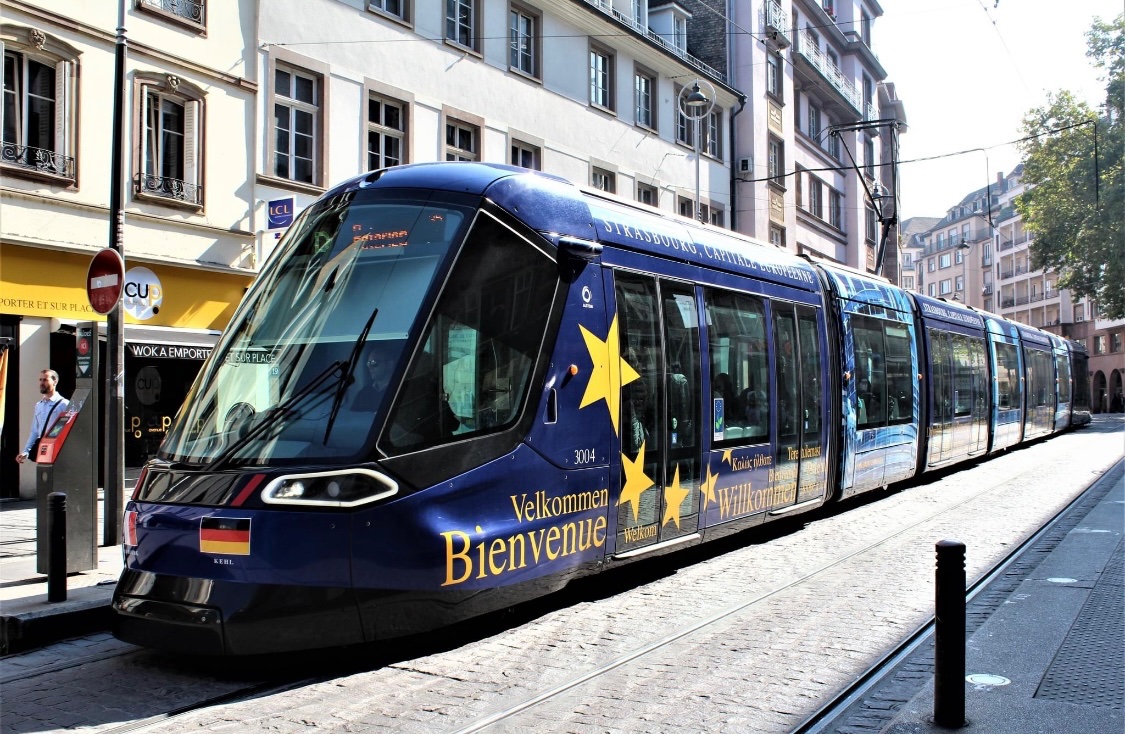 Un touriste, qui prévoit de passer quelques jours à Strasbourg, nous parle de notre belle ville et de son tram. 
Il y a bien un fan club pour notre tram. Poussons le jusqu’à SCHILTIGHEIM et au-delà