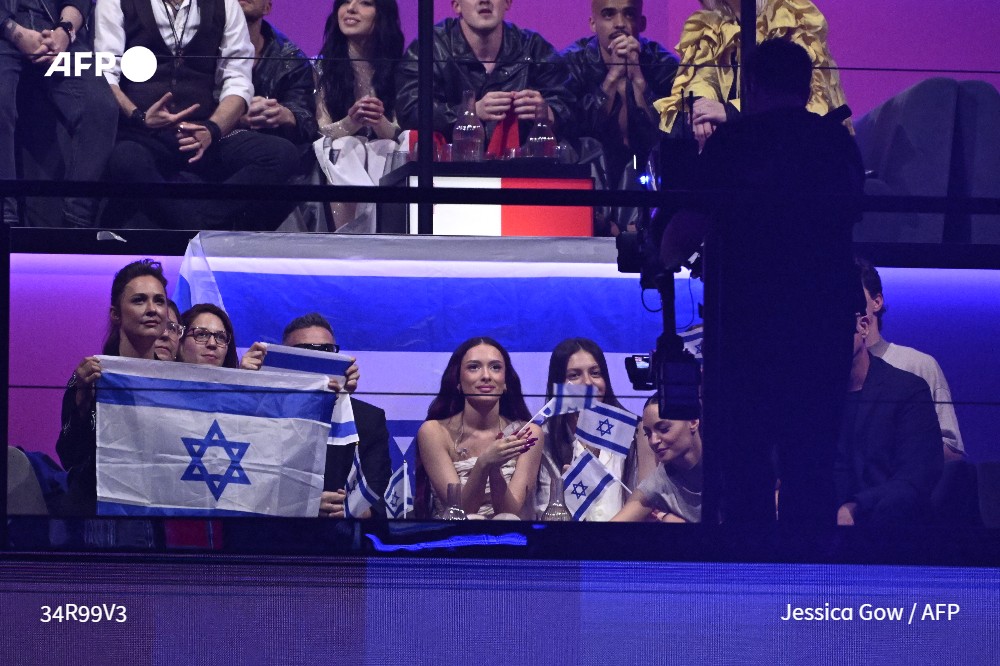 Israël s'est qualifié pour la finale samedi de l'Eurovision de la chanson à Malmö, en Suède, où des milliers de personnes ont manifesté contre sa participation à ce concours en raison de la guerre à Gaza #AFP ➡️ u.afp.com/5Wq5