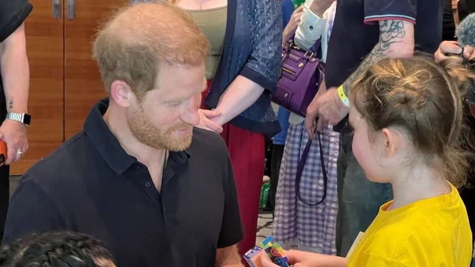 Nice to see Prince Harry like this again. 👇👇 ‘Prince Harry puts bucket on head and eats Maltesers off floor at kids party’ express.co.uk/news/royal/189…