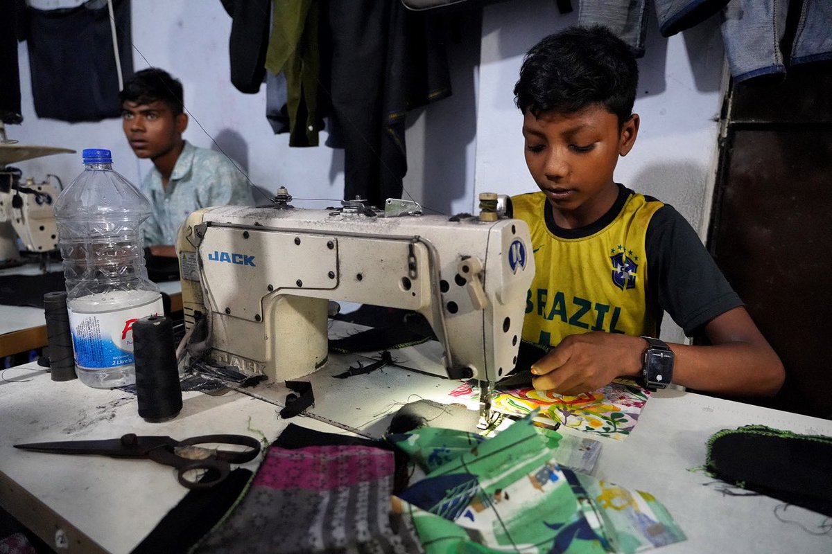 1/3 Sono entrato in una fabbrica tessile di Dhaka, capitale del Bangladesh e ci ho trovato decine di bambine e bambini.
Lavorano dalle 9 alle 22, sei giorni su sette. 
I più piccoli di loro, dodici anni e anche meno, iniziano con un apprendistato che può durare anche 2 anni.