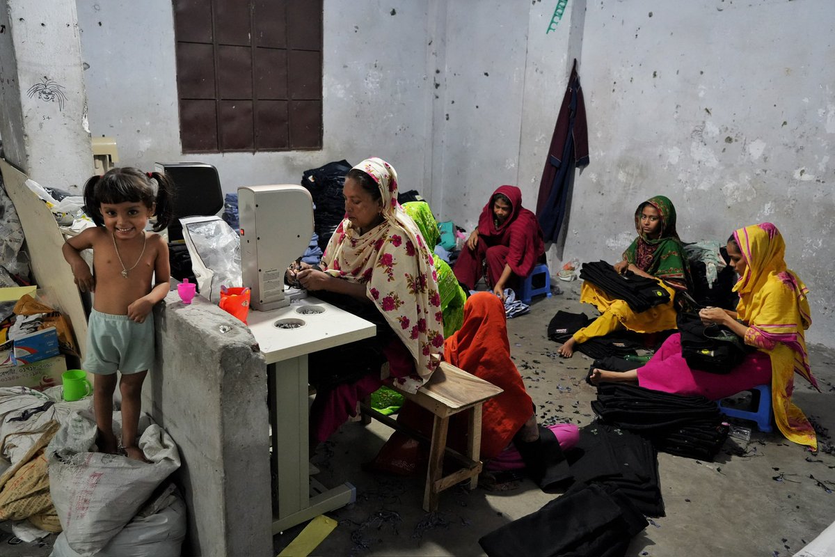 3/3 Anche su questa manodopera si regge il settore tessile del Bangladesh, secondo produttore di abbigliamento al mondo, e il cosiddetto fast fashion che tutti consumiamo. La moda a basso a costo che poi invade l’Europa. @Tg3web #serviziopubblico