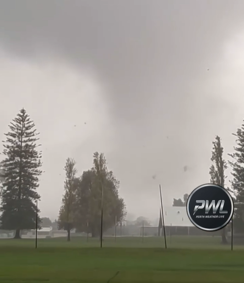 wheresshelly's tweet photo. A freakin tornado just went through Bunbury!
https://t.co/slQ7fMxsEj
📸Natalie A c/- Perth Weather Live https://t.co/tD5aHrvVCI