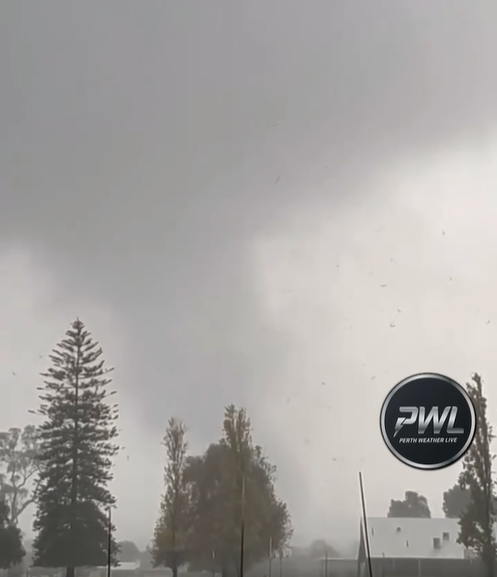 wheresshelly's tweet photo. A freakin tornado just went through Bunbury!
https://t.co/slQ7fMxsEj
📸Natalie A c/- Perth Weather Live https://t.co/tD5aHrvVCI