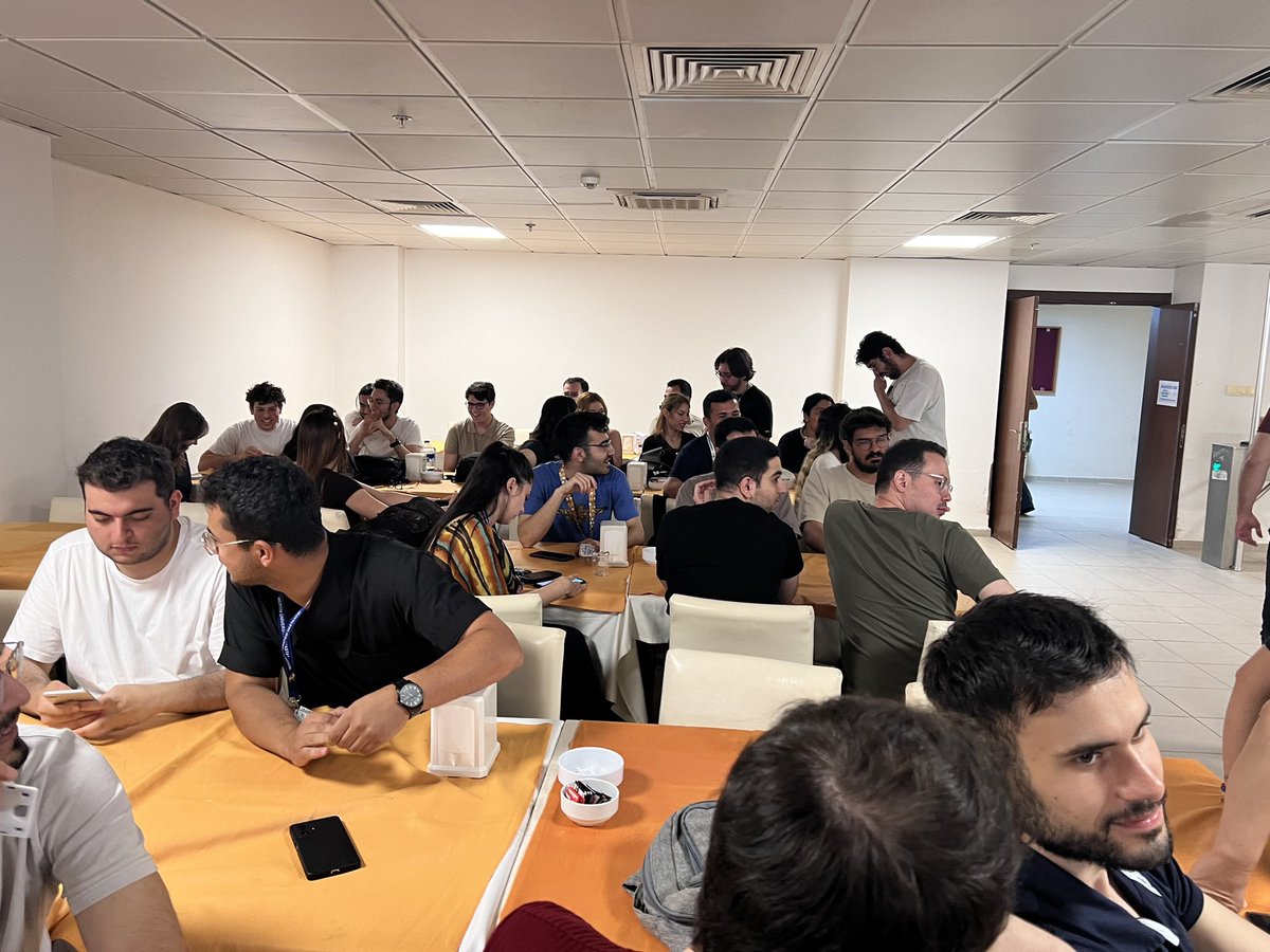 Mersin Üniversitesi Tıp Fakültesi Yemekhane’sinde tıp fakültesi öğrencileri olarak yemek yiyemeyişimizin canımıza tak etmesiyle oluşan tablo. Fakültemiz uzak olduğu için bize tahsis edilen yemekhanede fakültemizden olmayan öğrencilerin akın etmesi sonucu yemek yiyemiyoruz. ++