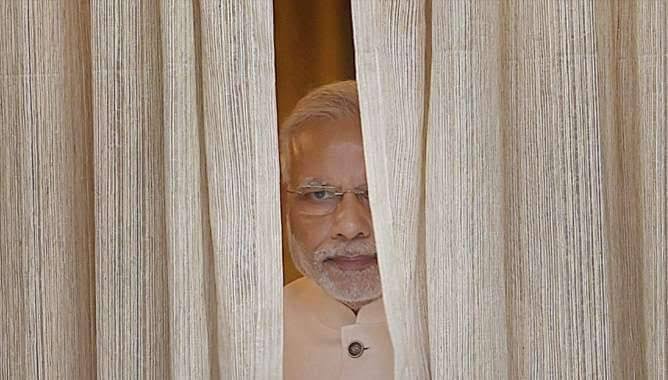 #ModiAdaniMoyeMoye 

Narendra Modi watching Amit Shah doing rallies(Modi's favourite hobby) in his place 😭😭