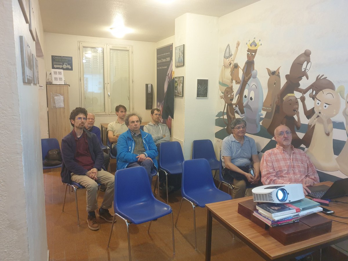 TourBlancheXX's tweet photo. ❓Mais que font ces gens attentifs et concentrés?
🔎 🇮🇳 Ils regardent vers l'avenir et analysent avec Gilbert Grimberg les parties de @DGukesh au tournoi des candidats.
Et s'inspirent du prodige indien de 17 ans qui tentera de devenir le plus jeune champion du monde d'échecs.♟️🌎 https://t.co/BaCYmvUjr0
