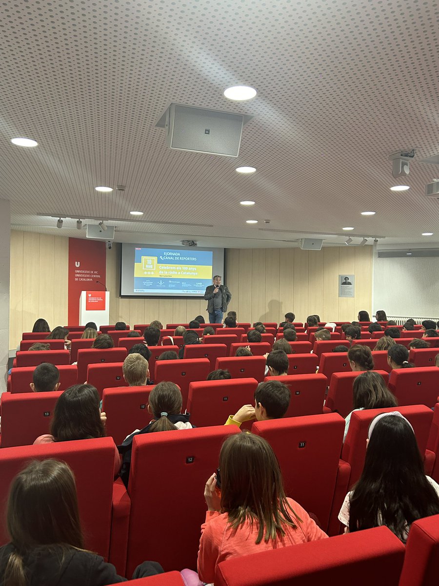 Berta Farré (@berta_farre) on Twitter photo El Josep Burgayà, degà de la <a href="/UVic_FEC/">Facultat d'Empresa i Comunicació de la UVic</a> ens dona la benvinguda a la #jornadacr24! Gràcies per les teves paraules, per obrir-nos les portes de la facultat i animar-nos a despertar la vocació dels periodistes! 🎙️🎙️🎙️<a href="/JosepBurgayaR/">Josep Burgaya</a> El Josep Burgayà, degà de la <a href="/UVic_FEC/">Facultat d'Empresa i Comunicació de la UVic</a> ens dona la benvinguda a la #jornadacr24! Gràcies per les teves paraules, per obrir-nos les portes de la facultat i animar-nos a despertar la vocació dels periodistes! 🎙️🎙️🎙️<a href="/JosepBurgayaR/">Josep Burgaya</a>