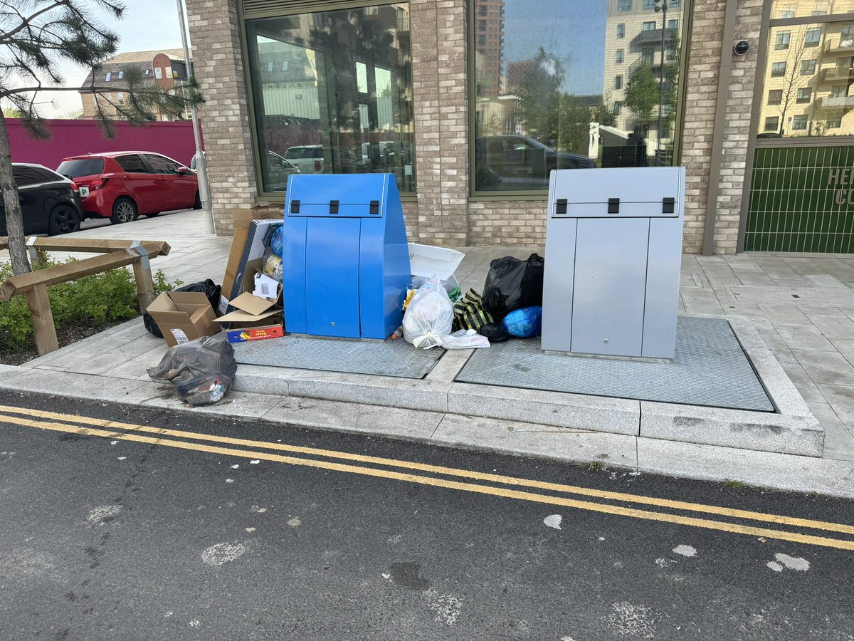 Another day, another Gascoigne garbage patch. 

No sign of @lbbdcouncil getting a handle on this with no appetite to either. 

Bins are overflowing forcing residents to place bin bags in the street. 

Rats will be next. 

#LBBD #SocialHousing