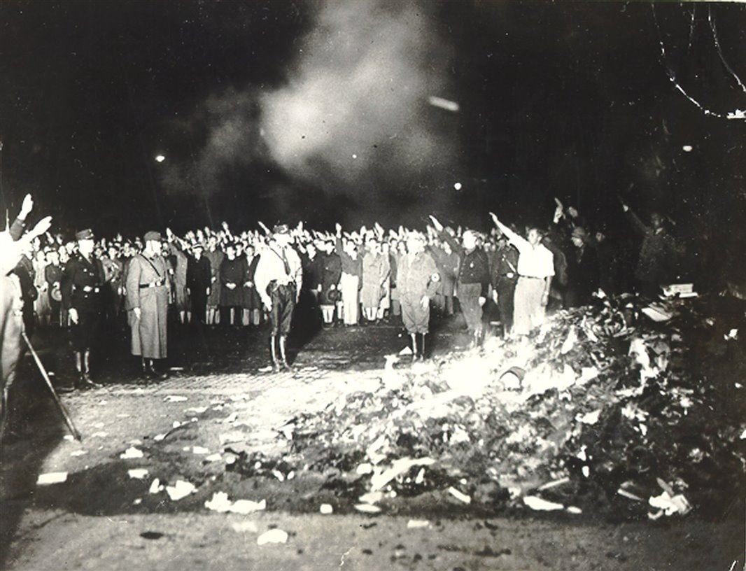 O 10 de maio de 1933, brazo en alto, centos de mozos xúntanse en Berlín para queimar libros. #OsLibrosArdenMal @Rivasbarrs