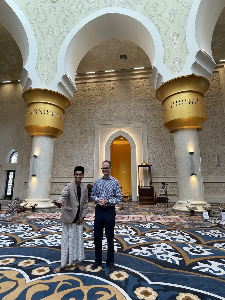 What a pleasure to visit the beautiful grand mosque in #Solo today. Bringing back memories of HM The Late Queen visiting Abu Dhabi’s Sheikh #Zayed Mosque, on which this is based. A lovely community feel as families enjoyed the cool spaces. @UKinIndonesia @ukinuae
