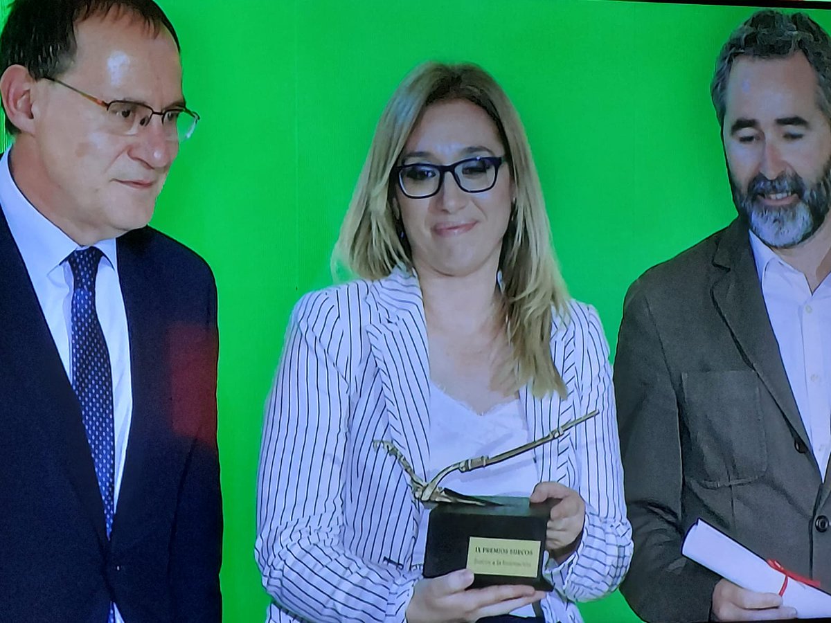 UEMC's tweet photo. │🎖️Reconocimientos│La profesora de la @UEMC Mª Cruz Rey de las Moras recibe el #PremiosSurcos a la 'Innovación', por su investigación en el uso de #nutraceúticos contra la diabetes. https://t.co/VbzPgxfOlT