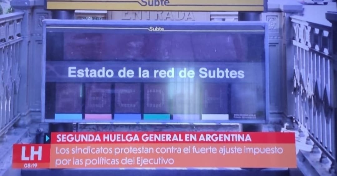 Segunda huelga general en Argentina en lo que va de año.
PPVOX quieren esto para nuestro país, la miseria que Milei está imponiendo en su país.
No olvidéis que le aplauden Abascal, Cayetana AT, Aguirre y el que faltaba, Aznar.
Cuidémonos de ellos!!!