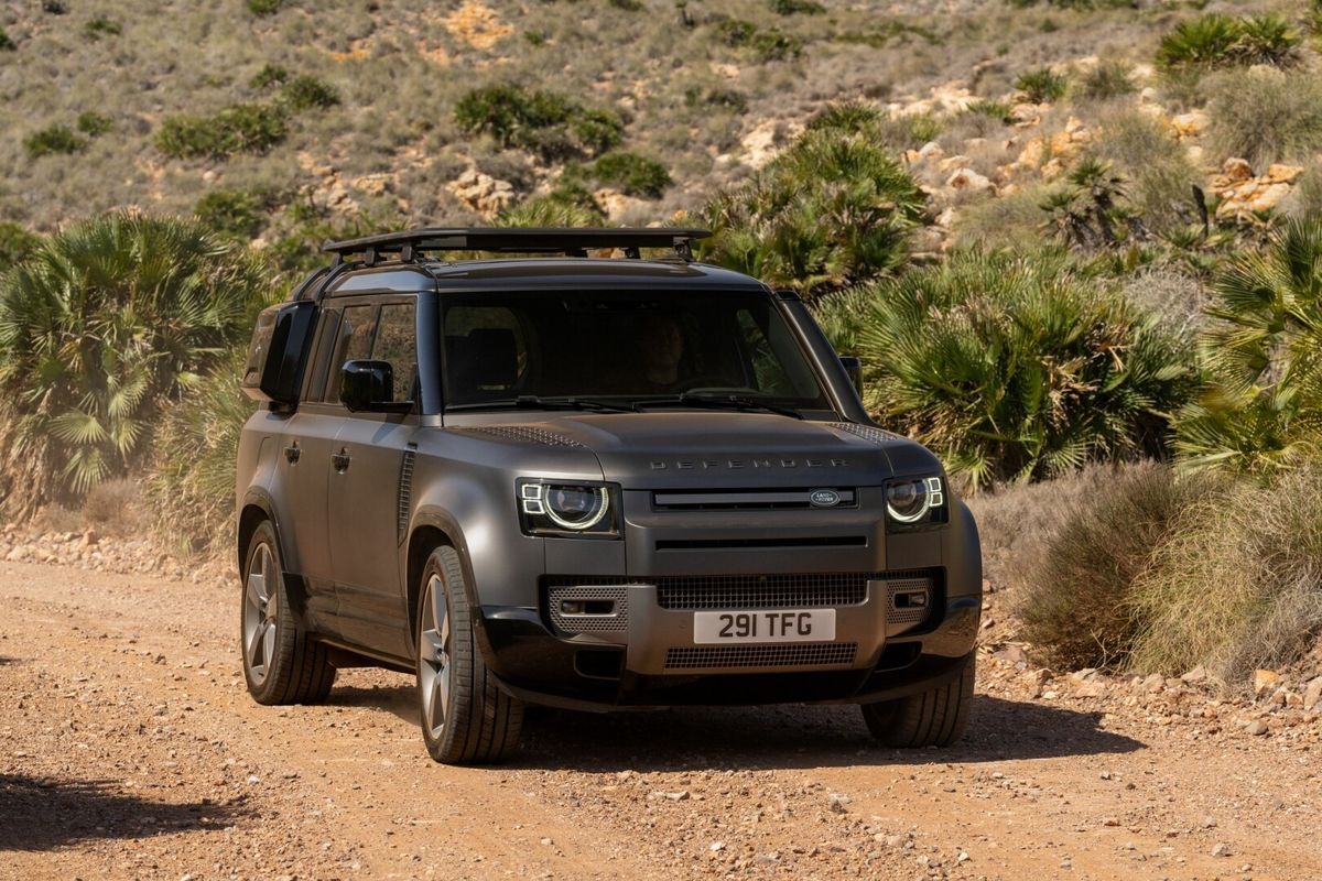 The popular @LandRoverZA Defender has been given some technical and mechanical updates for the 2025 model year! 🔥 New D350 3.0L turbodiesel engine 😻 110 Sedona Edition introduced 👍🏽 90, 110 and 130 body styles on offer See more here: bit.ly/LRDefenderUD