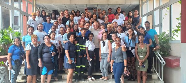 Conversatorio con trabajadores de la @empresa_habana dedicado muy especialmente al Día de las Madres. Con la asistencia de muchos jóvenes, ratificamos el compromiso de servir a la Revolución socialista y volvernos a reunir. #CubaViveYVence