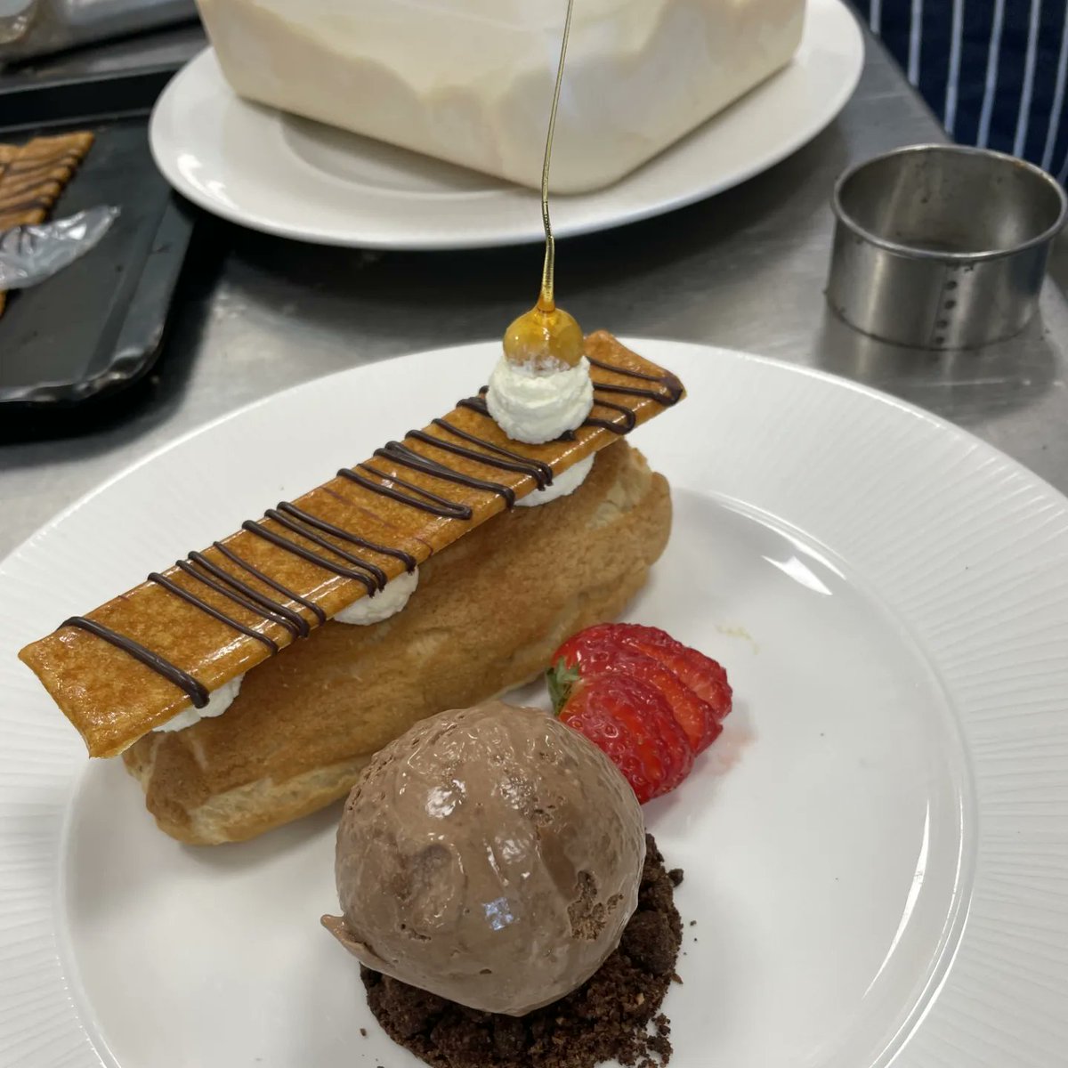 pauld632002's tweet photo. Raspberry and White chocolate Creme Brulee Tart. Hazelnut Creme Pat with Honeycomb Tuile and Chocolate Ice Cream https://t.co/Nj2HGBsGIT