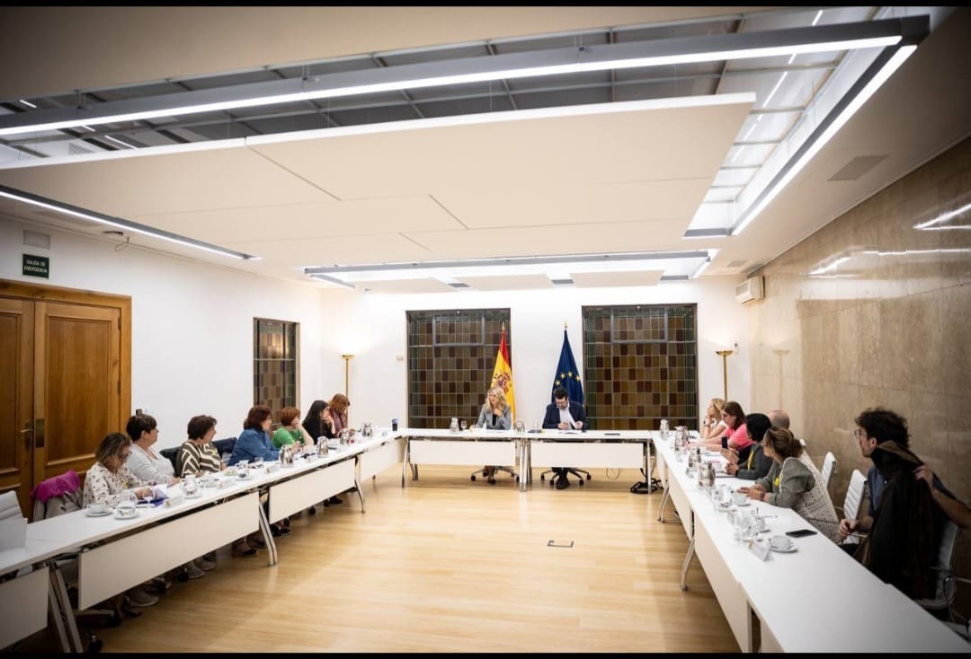 <a href="/empleogob/">Ministerio Trabajo y Economía Social</a> <a href="/Yolanda_Diaz_/">Yolanda Díaz</a> <a href="/SociosaniCNTPv/">Coordinadora Sector Sociosanitaro P. Valencià CNT</a> te vamos a hacer una huelga por portarte tan mal con el SAD el martes pasado