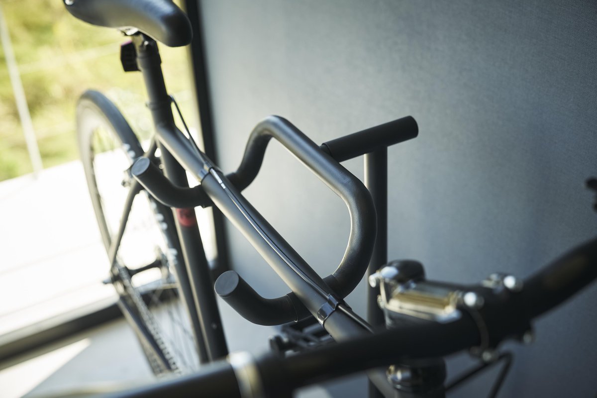室内でスポーツ自転車をすっきり飾って収納できるスタンド ハンガー部は自転車のフレーム形状によって角度を調節でき、フレームをキズつけないためにシリコーンの滑り止めが付いています yamajitsu.co.jp/product/item/7…