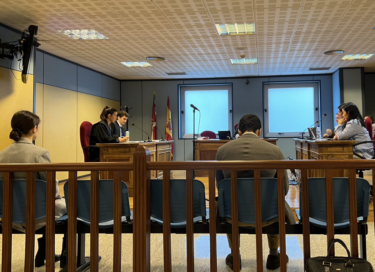 Escuela de práctica jurídica del ICA Bizkaia (@epjicabizkaia) on Twitter photo Hoy nuestros alumnos y alumnas del MUAAP <a href="/icabizkaia/">Ilustre Colegio de la Abogacía de Bizkaia</a> <a href="/DerechoDeusto/">Deusto Derecho</a> realizan simulaciones de juicio en los Juzgados de Bilbao.
#formaciónEPJ #Abogacía #Procura Hoy nuestros alumnos y alumnas del MUAAP <a href="/icabizkaia/">Ilustre Colegio de la Abogacía de Bizkaia</a> <a href="/DerechoDeusto/">Deusto Derecho</a> realizan simulaciones de juicio en los Juzgados de Bilbao.
#formaciónEPJ #Abogacía #Procura