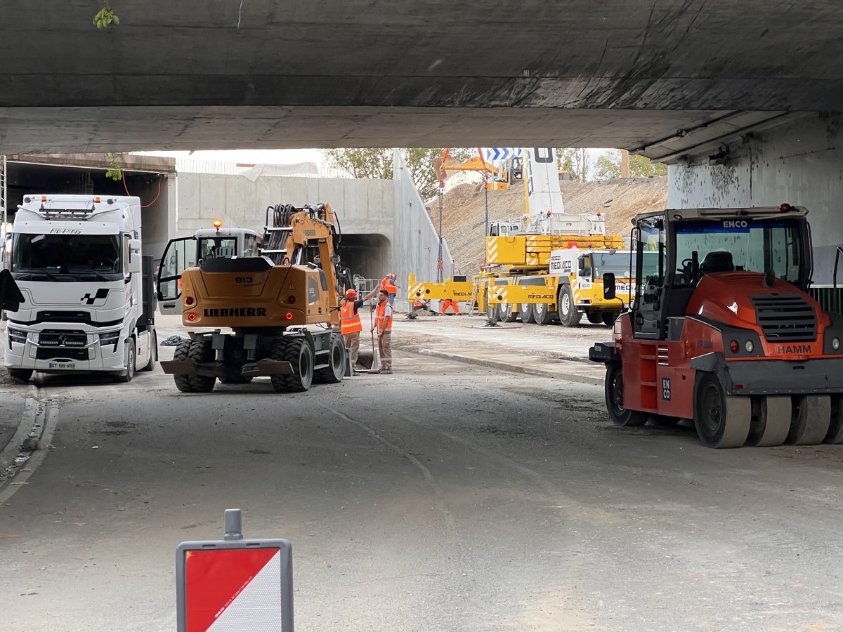 IMAGES. Lyon : le périphérique littéralement coupé en deux, un chantier unique l.actu.fr/JTAY