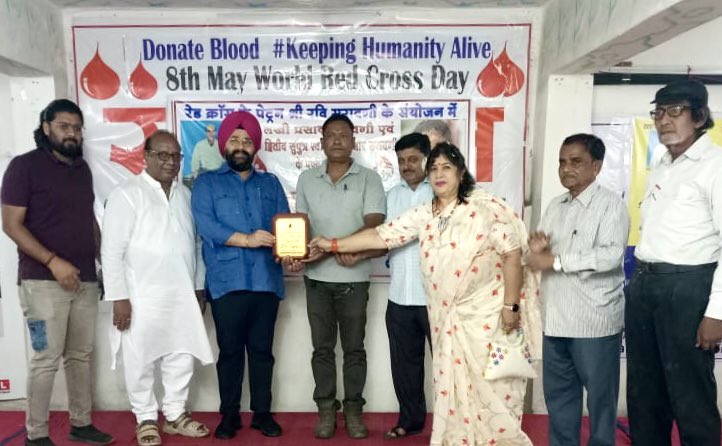 रेडक्रॉस के पेट्रन श्री रवि सरावगी जी के संयोजन में आयोजित #रक्तदान शिविर में शामिल हुआ और रक्तदाताओं को सम्मानित भी किया। 

#मानव_कल्याण के उद्देश्य से आयोजित इस पुनीत कार्य हेतु रवि जी एवं टीम को बधाई एवं साधुवाद।

#Jamshedpur #Jharkhand #Blood #Bloodcamp #blooddonation #help