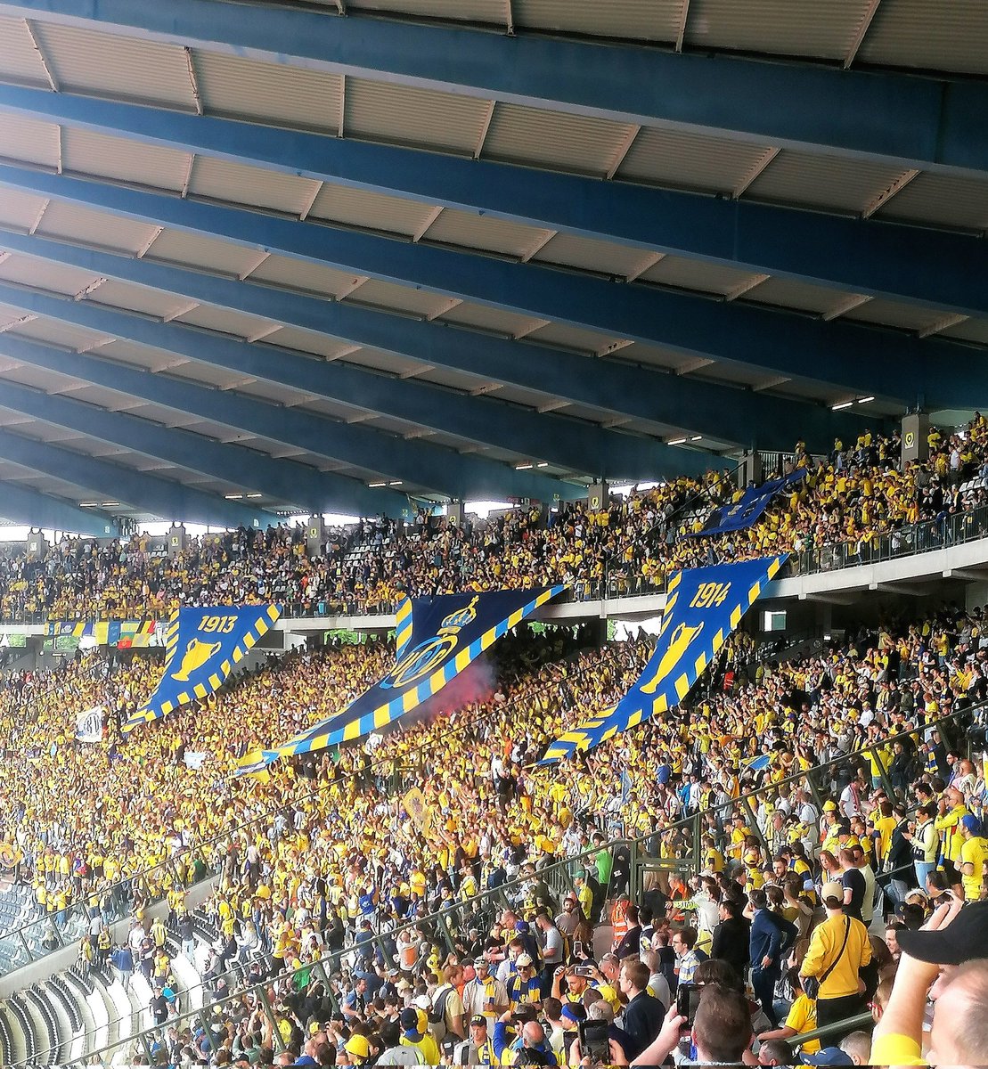 What a special moment. 💙💛

#crokycup #USGANT #UnionStGilloise #unionsaintgilloise