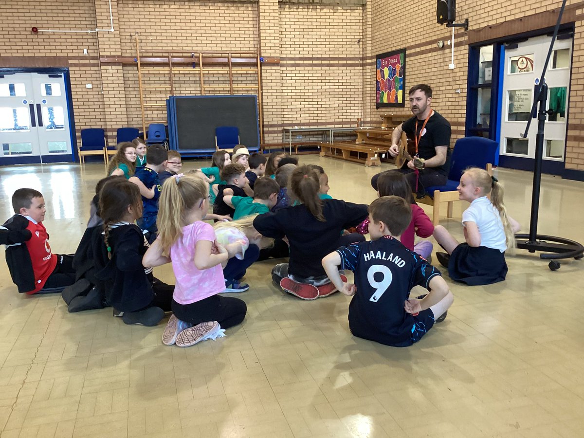 Roedd Blwyddyn 2 wrth eu boddau yn dysgu sut i chwarae’r ffidl wythnos yma. Dysgon nhw sut i ddal y ffidl, plycio’r llinynnau, cadw rhythm a newid nodau, ardderchog! 🎻 Diolch @gwentmusic @sewalesEAS